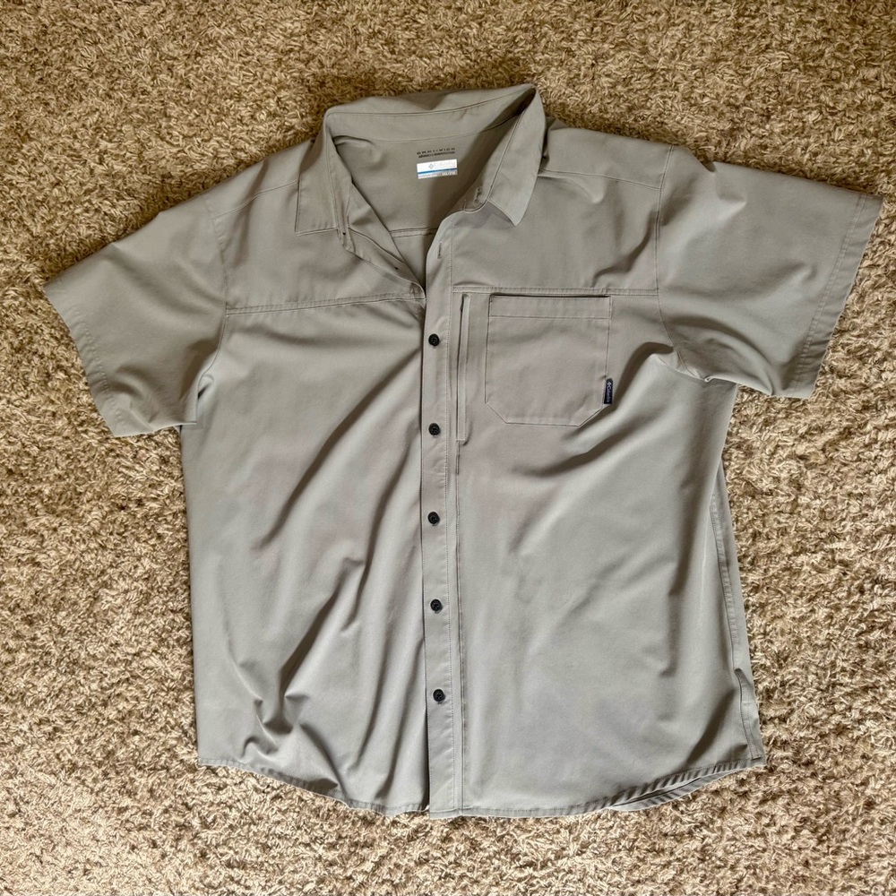 Columbia Men's Casual Button Down Shirt in Gray